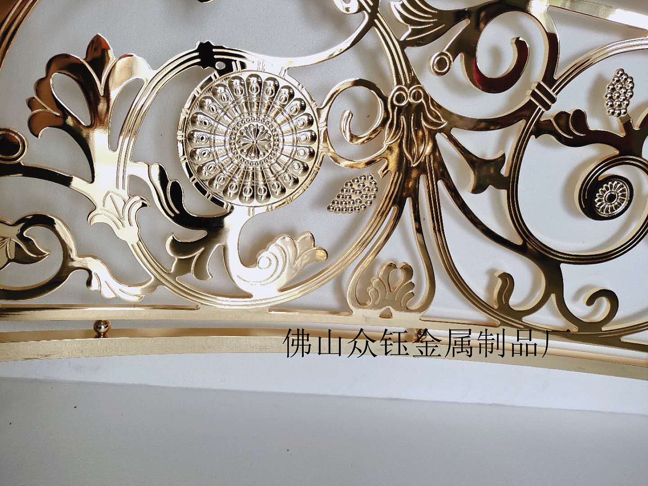 铝板雕刻立体新颖花纹金色护栏 独特设计 尽显非凡